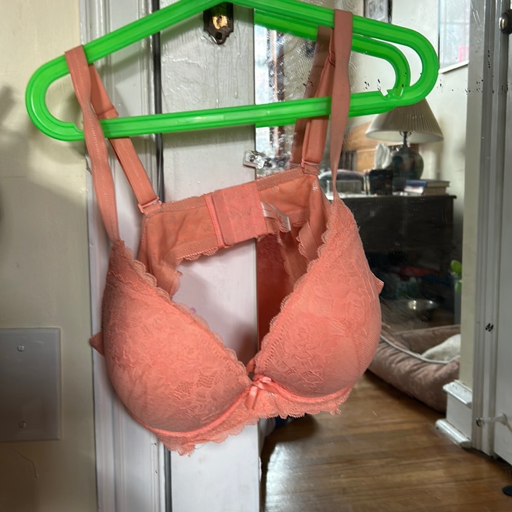 Hush Intimates NWOT Coral Convertible Criss Cross Bra - Fits like a 40DDD